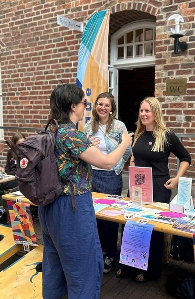 Anna Hotz und Lena Christensen im Gespräch beim "Tag der Begegnung"