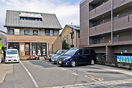 当院の前には10台分の駐車場がございます。