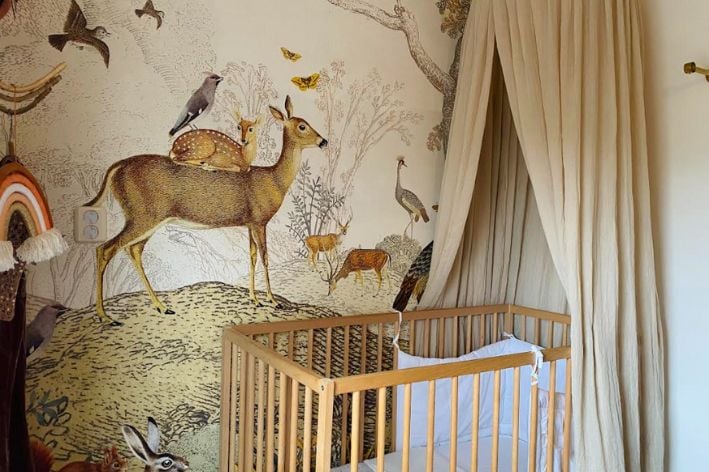 Binnenkijken in kinderkamer met natuur thema en herten behang