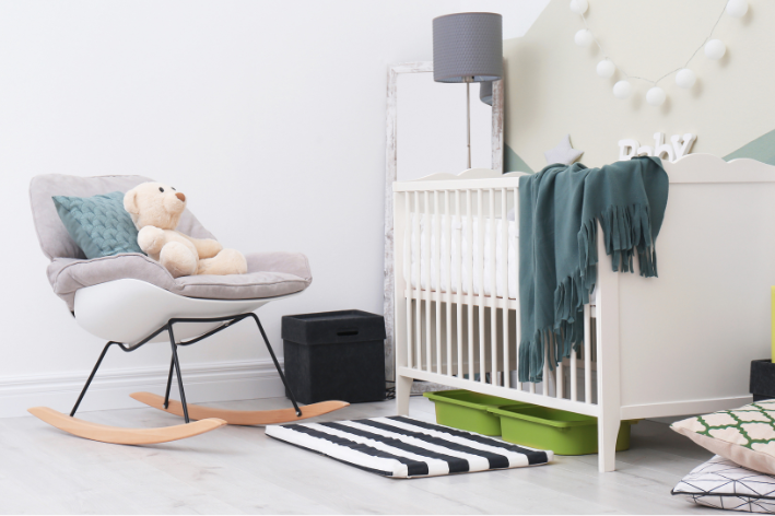 Binnenkijken in babykamer met de leukste schommelstoel