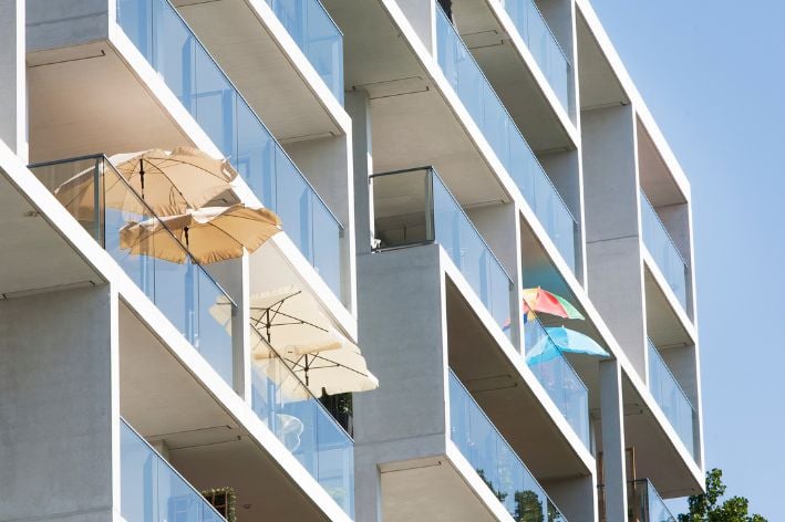 Op zoek naar een balkonparasol? 4 mogelijkheden voor buiten