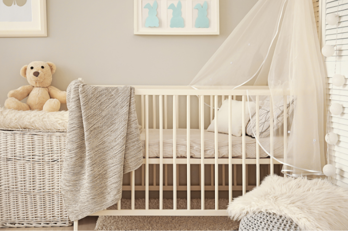 Binnenkijken modern landelijke babykamer wit beige kleuren