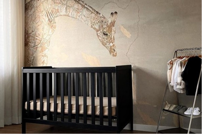 Binnenkijken in beige babykamer met giraffe behang