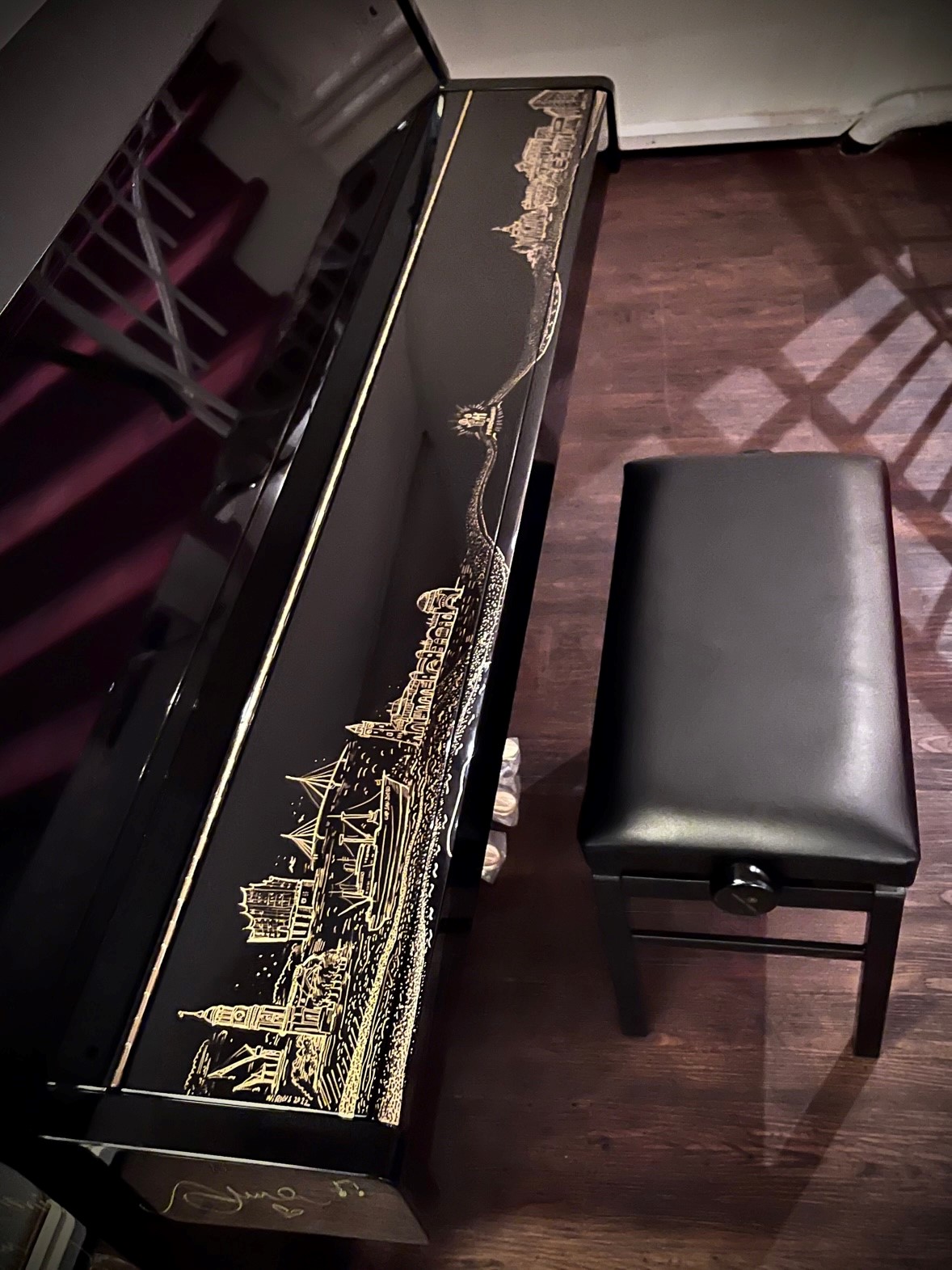 Ein Hamburg-Kulturpanorama ziert die Klappe des Klaviers