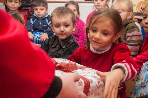 Die Päckchen werden übergeben. (Ein Bild aus den vergangenen Jahren.)