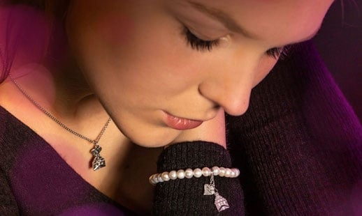 Unsere Catharina trägt ein zartes Perlarmband mit passender Kette