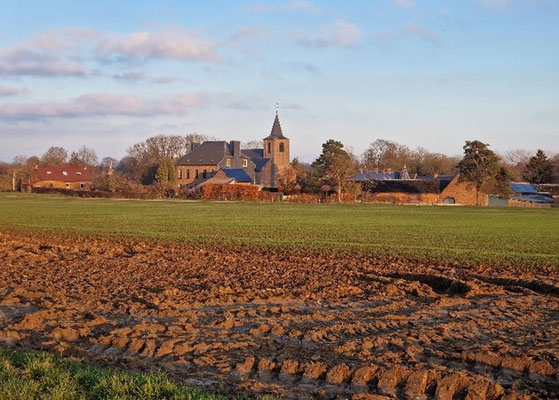 ©la Buissière, D Sepulchre-le gîte de la Buissière, départ de nombreuses promenades dans la campagne de Hesbaye