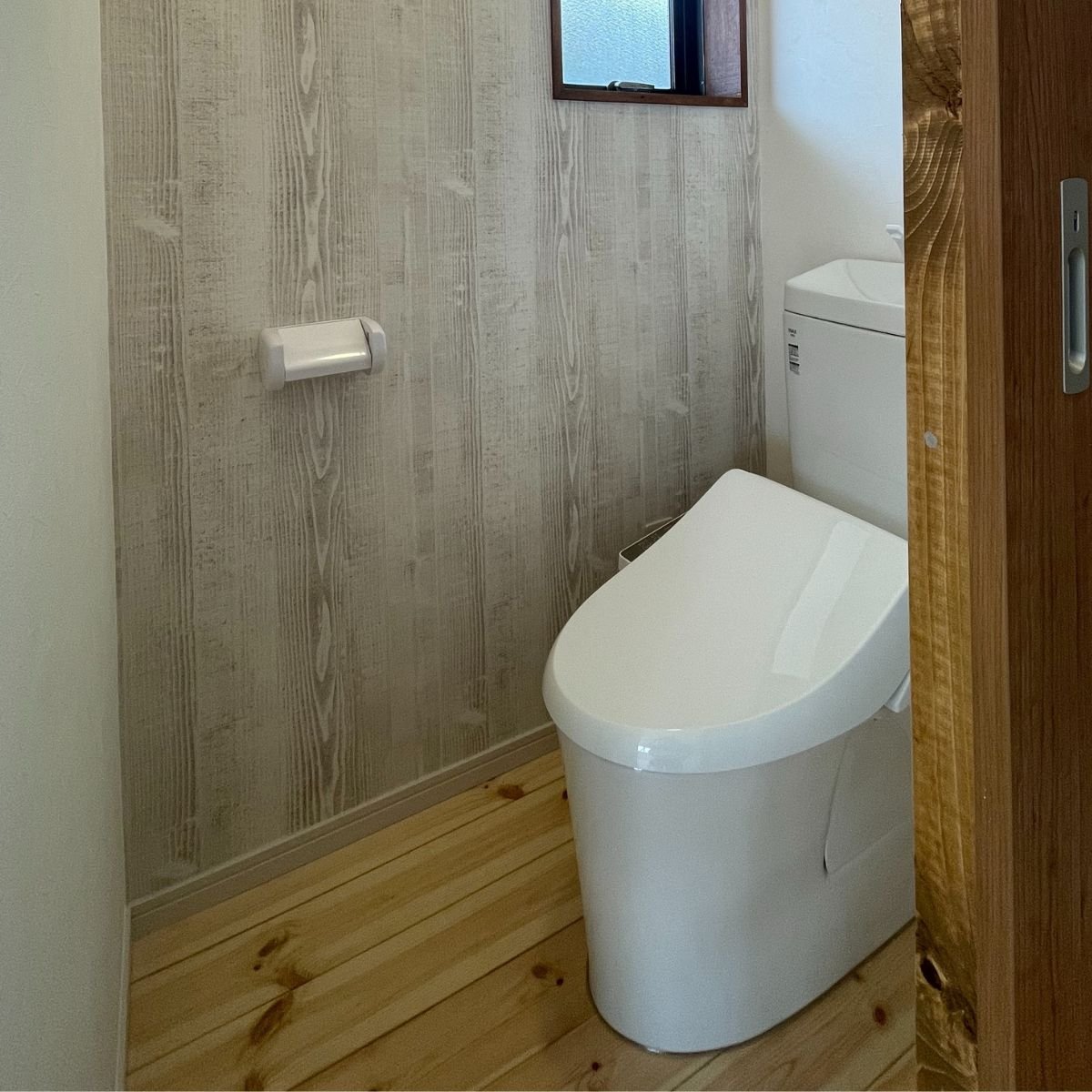 【施工後】トイレ壁紙もアクセント