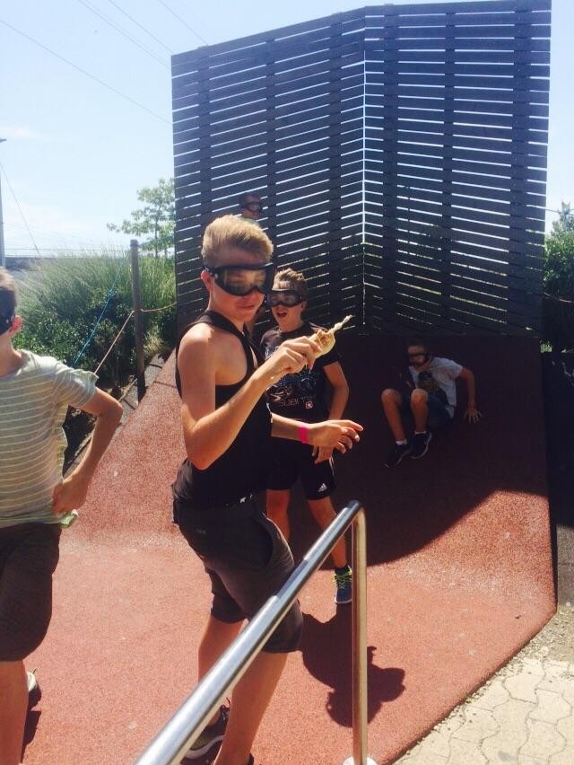 Luca versucht sein Schlangenbrot (von der Migros) zu essen, jedoch bin ich mir nicht so sicher ob es ihm bei 80km/h Windgeschwindigkeit gelingt.