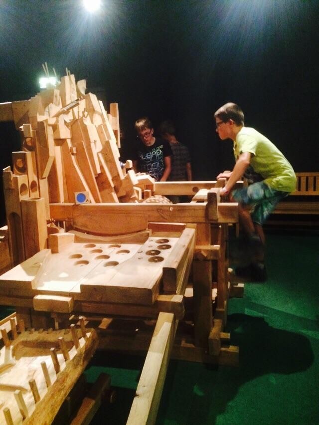 Währenddessen begnügte sich Roger an einer anderen Kugelbahn. Ich sehe zwar keine Kugeln aber Hauptsache er ist beschäftigt. :P