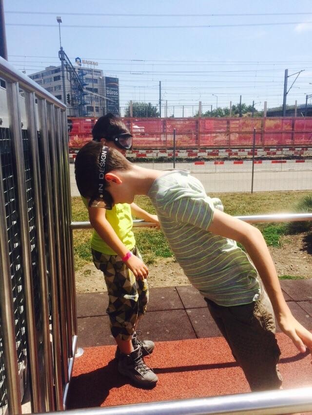 Oh, das Bild wurde schräg aufgenommen. Nein wurde es nicht! Das ist ein Windstärken Generator welcher 1-9 Beaufort simuliert. Unten werden die Stärken beschrieben.