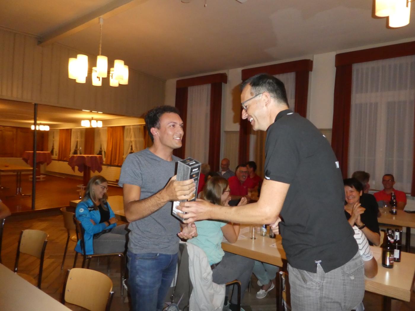 Daniel gratuliert Patrick zur ehrenvollen Wahl