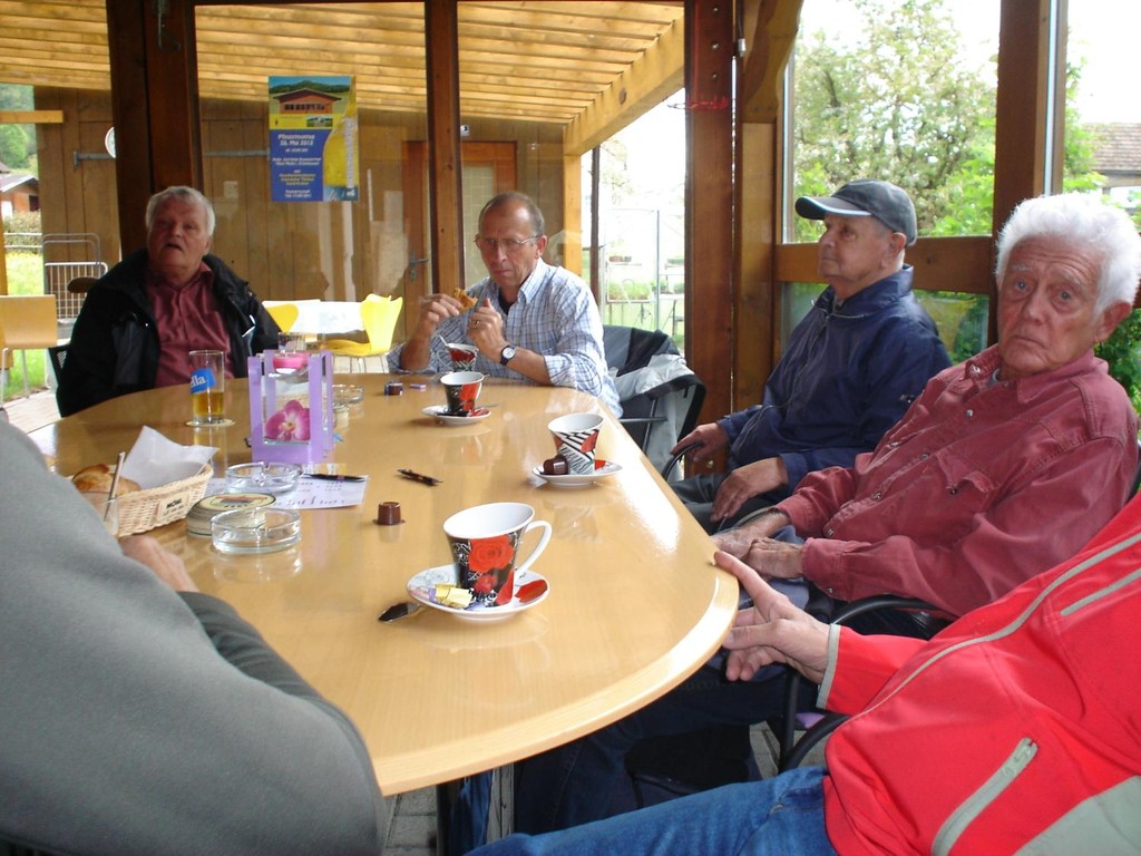 Ältere Semester bei Kaffeehalt