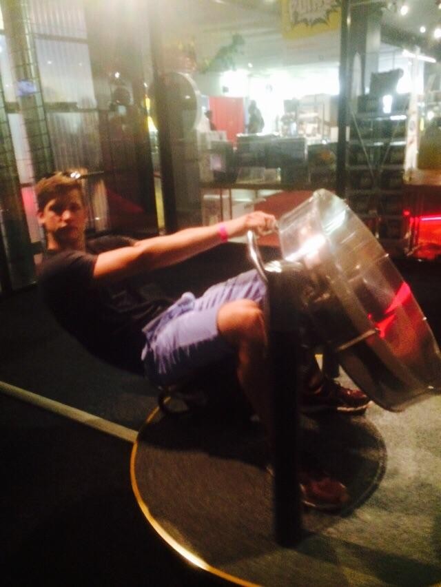 Auch Ich (Simon), durfte wieder zum Kind werden und mich auf den Stuhl mit Schwungrad setzten. Und nein mir wurde nicht schlecht ...