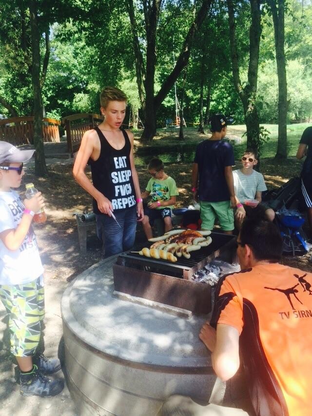 Dani, unser Grillmeister, versucht die Kohle optimal zu erhitzen. Luca's Blick lässt erahnen, dass seine Wurst zu lange auf dem Grill lag.