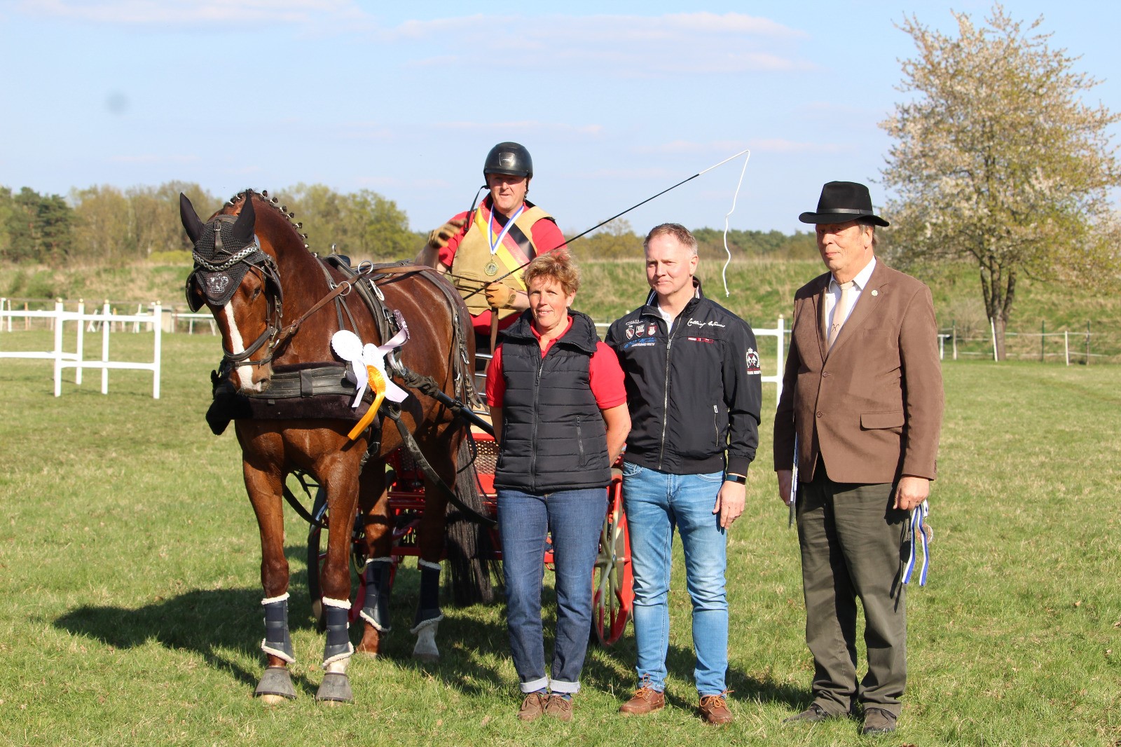 Kreismeister 2022 - Wilfried Hilse mit Donna H (hier mit Elektra H); Karen Hilse  & Michael Edzards gratulieren als Vorstand KRV sowie Bernd v. Dewitz als 1.Vorsitzender VRG Westercelle