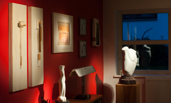 Das Atelier im Hause Günther präsentiert Kunst dezent beleuchtet, ohne den Betrachter zu blenden.