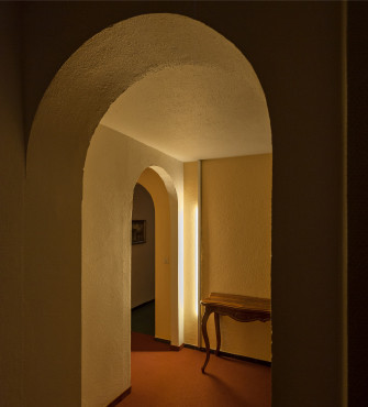 Geschickt verborgene LED-Leisten in einem Hotelflur vermeiden Blendeffekte und lassen die Gäste nicht in eine „Lichtfalle“ laufen.