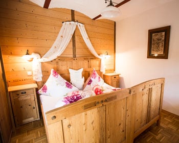 Geschmackvoll-rustikal eingerichtete Zimmer