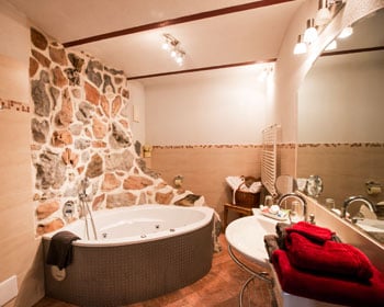 Badezimmer mit Whirlpool