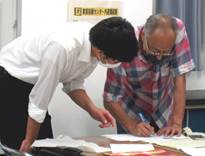 松浦さんと土屋公良さん　土屋さんは浜のオフ白と松の緑＆海のブルーがデザインソース