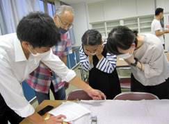 指定図と製織の説明を受ける