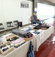 長机２台の展示台と商品