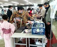 会場の光景　親子でキモノ姿も