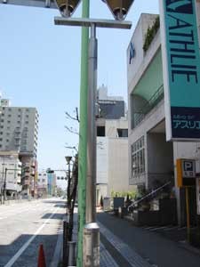 ７．途中で、「スポーツ　スパ　アスリエ」さんの前にきたら、上を見てください！