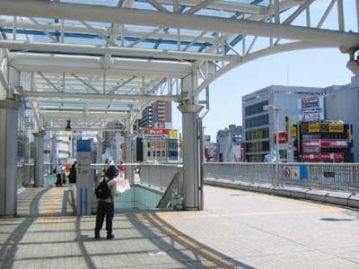 ３．外に出たら、左に曲がります。そしてそのまままっすぐです。