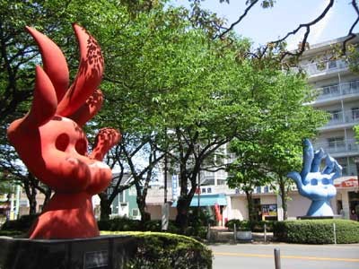 １３．岡本太郎氏作の手のオブジェがあります！