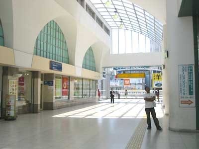 ２．右に曲がりました。まだ駅構内です。ここをまっすぐ行きます。