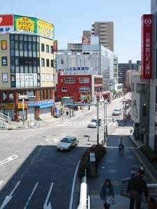 ５．看板の前にきました。階段を降りて、この道路をまっすぐ行きます。