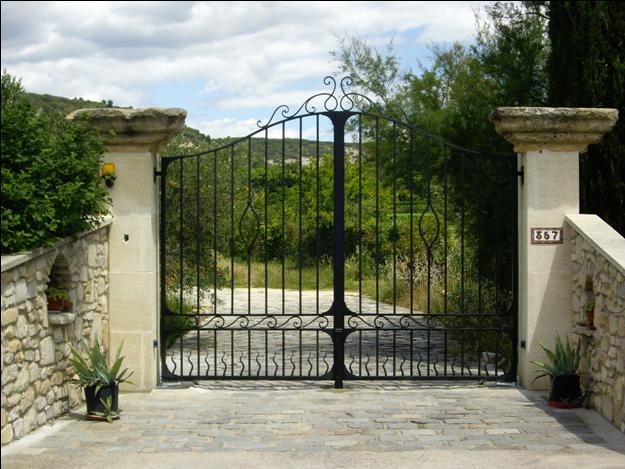 Portail avec décors forgés, Calvisson Gard (30), Métalu d'Oc