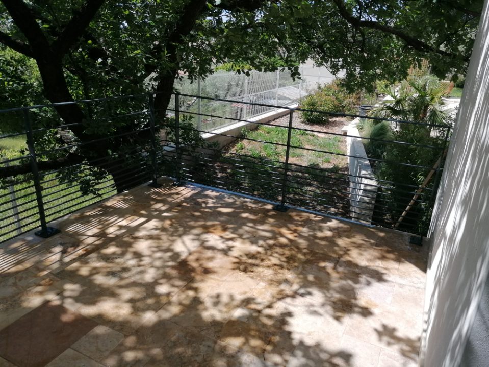 Garde corps de terrasse, soubassement en lisses resserrées, finition par thermolaquage. Aubais, Gard (30) Métalu d'Oc