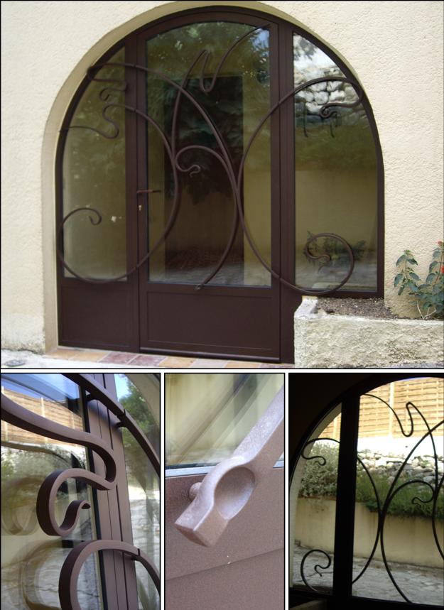 Porte métallique cintrée en profil hermétique. Motif forgé en applique. Sommières, Gard (30) Métalu d'Oc