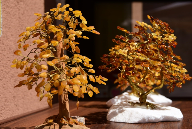 Und wer nicht weiß, was er den Liebsten zu Hause mitbringen soll, kauft einfach Bernstein. Der wächst hier auf Bäumen