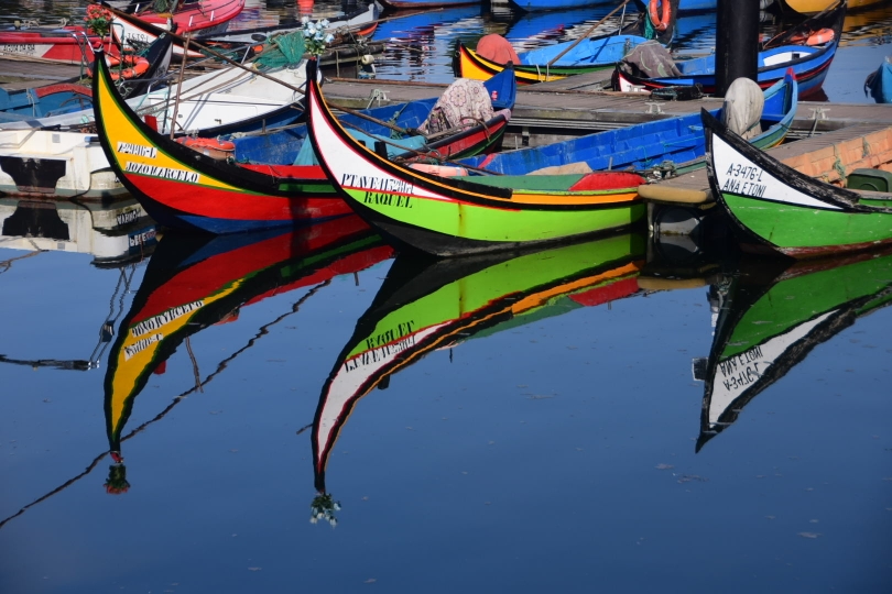 Fast könnte man meinen, man hat sich nach Vendig verirrt - es sind aber die hier üblichen Fischerboote für die flachen Gewässer