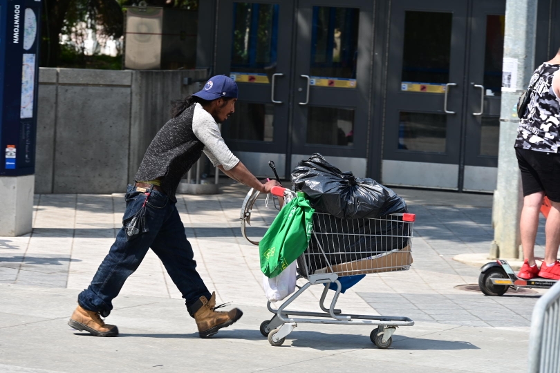 Wenn der gesamte Besitz in einen Einkaufswagen passt
