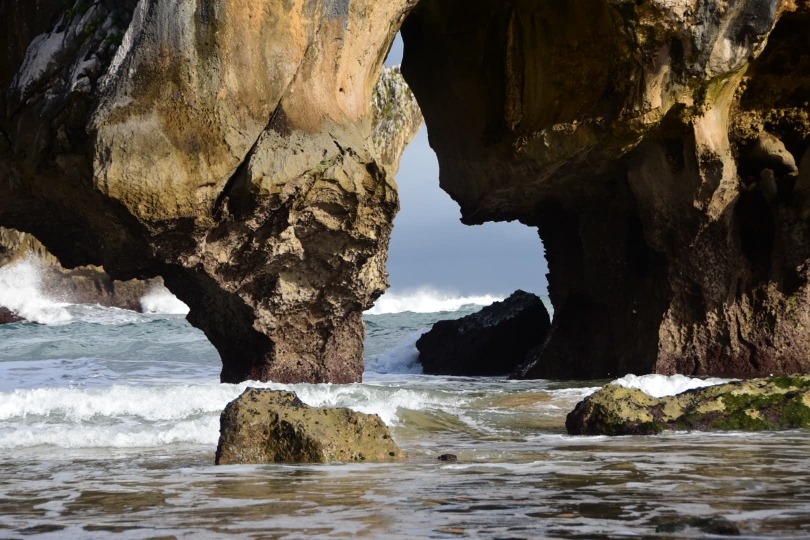 Bizarre Felsformationen verstecken sich in kleinen Buchten