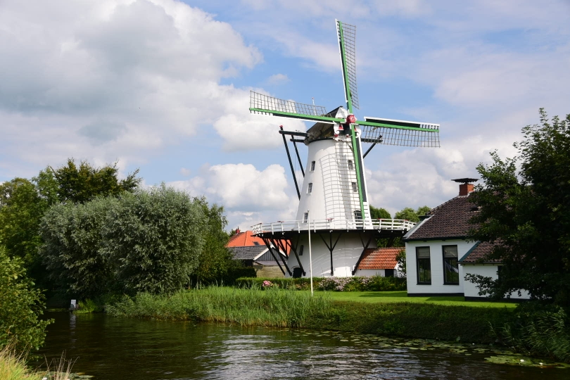 Und sie sind nun wirklich allgegenwärtig - die Wasserläufe und die Windmühlen, typisch Holland eben (fast wie in Friedrichstadt nur in echt und in groß)