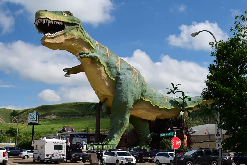 Unübersehbar stet der gößte T-Rex der Welt vor der Tourist-Info