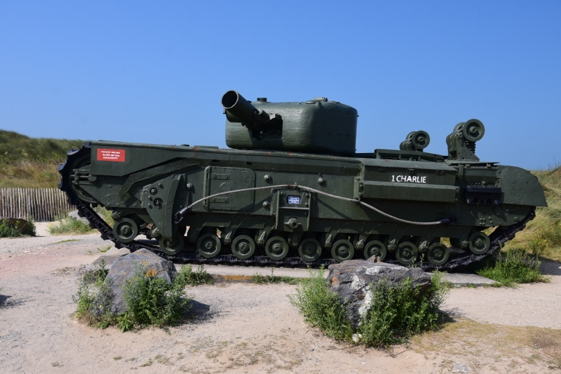 Auch das allgegenwärtige Kriegsgerät der Alliierten Truppen hält die Erinnerung an die Geschichte wach