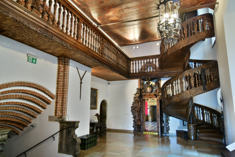 Der Flur und das Treppenhaus sind ja noch recht schlicht gehalten