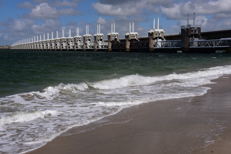 Eines der Sperrwerke, mit denen die Osterschelde von der Nordsee getrennt wird. Dagegen ist das Eidersperrwerk Spielerei!