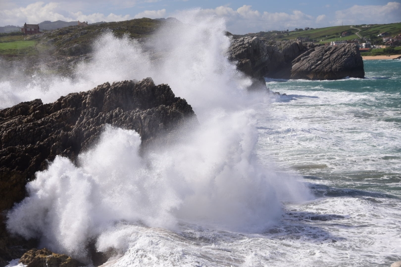 Der Sturm ist längst vorbei, aber der aufgewühlte Atlantik peitscht noch immer gegen die Felsen