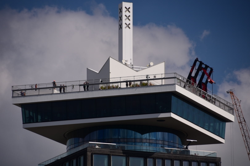 ...über den Rand des etwa 20stöckigen Turms hinaus!