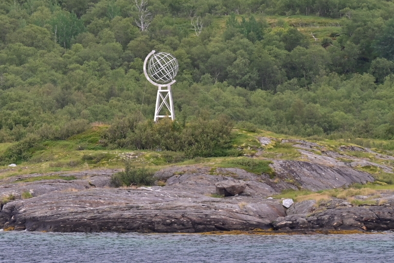Den Polarkreis überquere ich unspektakulär mit einer Fähre