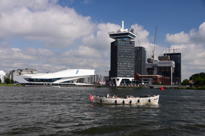 Wem Amsterdam nicht aufregend genug ist, kann auf der Dachterrasse dieses Hochhauses gegenüber des Hauptbahnhofs schaukeln gehen