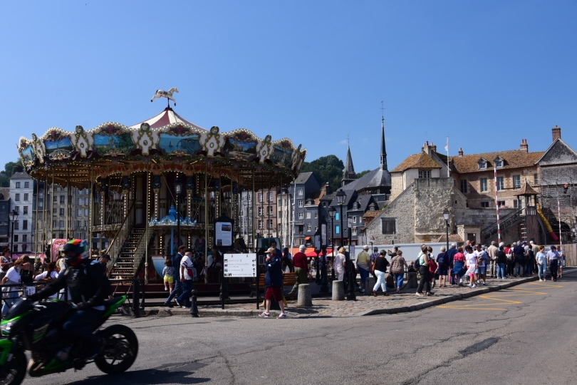 Überall wunderschöne und gepflegte Altstädt - und ein Karussell und ein Riesenrad gehören immer dazu